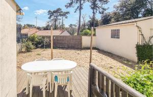 Maisons de vacances Beautiful Home In Saint-georges-de-didon With 1 Bedrooms : photos des chambres