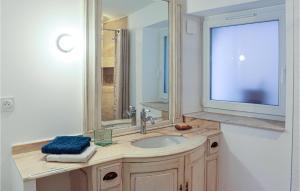 Appartements Gorgeous Apartment In Villes Sur Auzon With Wifi : photos des chambres