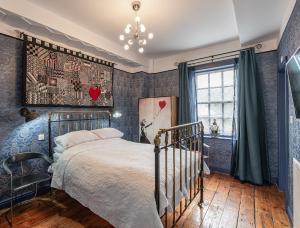 Deluxe Double Room with Bath room in Moonfleet Guest House