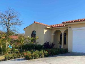 Cozy Home with pool near Beach in gated comunity
