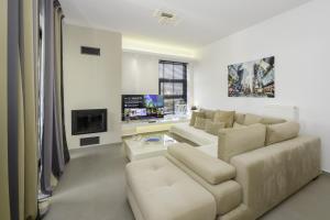 Stylish 2BR flat with stunning views & prv parking