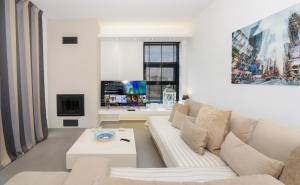 Stylish 2BR flat with stunning views & prv parking