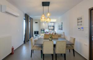 Stylish 2BR flat with stunning views & prv parking