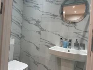 The Grande Residence - Close to Central London & Next to Northfield Tube station