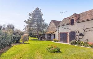 Maisons de vacances Nice home in Flacy with WiFi and 4 Bedrooms : photos des chambres