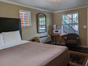 Queen Suite room in Bridge of The Gods Motel Cabins & RV Park