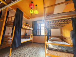 Giường Đơn trong Phòng ngủ tập thể (Single Bed in Dormitory Room)