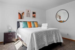 Stylish 5 BR- LG Fenced Backyard and Playground