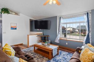 Stylish 5 BR- LG Fenced Backyard and Playground