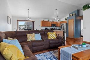 Stylish 5 BR- LG Fenced Backyard and Playground