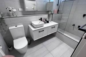 Large Toorak Village luxurious Apartment 20% OFF