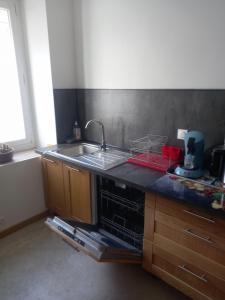 chambre double avec cuisine salon salle deau et cour avec barbecu en commun