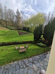 Maisons d'hotes Au Moulin Saint Nicol - Honfleur : Chambre 2 : Chambre Double Deluxe avec Douche et Baignoire - Vue sur Jardin et Fleuve