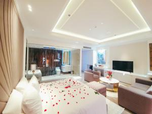 Junior Suite hướng biển có bồn tắm nóng (Sea View Junior Suite with Hot Tub)