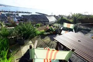 Trawler Cottage traditional cottage with stunning sea view - Ньюлин