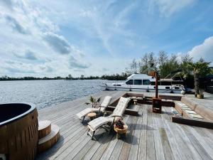 NEW - LITTLE IBIZA, on a lake near Amsterdam, with HOT TUB!