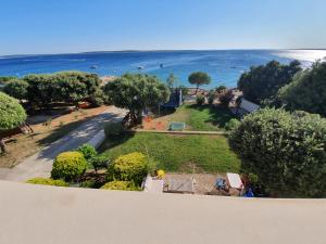 Family Apartments Iris 20m from the beach, in Mandre