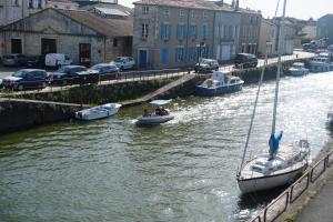 Appartements Un trois etoile entre La Rochelle et les marais poitevin : photos des chambres