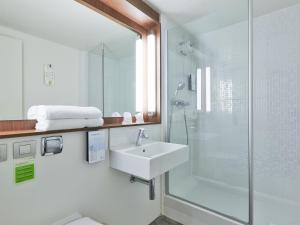 Hotels Campanile Roissy - Saint Witz : Chambre Triple avec 1 Lit Double et 1 Lit Simple