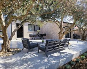 Villa Grioni, beach front villa with jacuzzi 