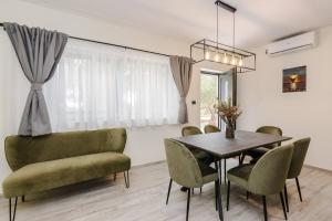 Villa Grioni, beach front villa with jacuzzi 