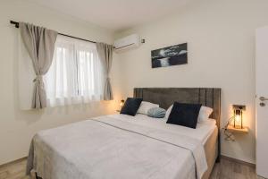 Villa Grioni, beach front villa with jacuzzi