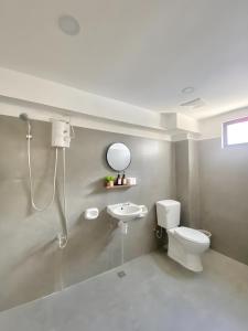 NEW Modern Suite near Airport & Beach