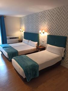 Triple Room room in Hotel Resort Cueva del Fraile.