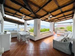 Villa Pomelia, Villa nel corso di Santa Marina Salina a 50 mt dal mare - Pollara