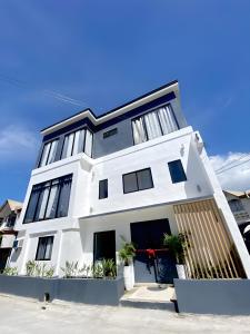 NEW Modern Suite near Airport & Beach