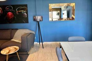 8 min walk to the beach & 10 min walk to Convention Centre !