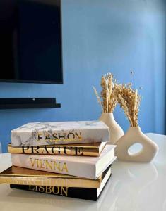 8 min walk to the beach & 10 min walk to Convention Centre !