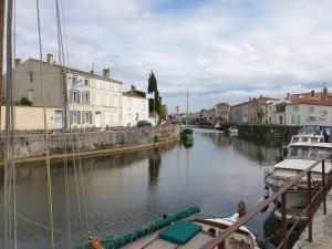 Appartements Un trois etoile entre La Rochelle et les marais poitevin : photos des chambres