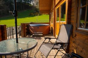 George Cabin - Log Cabin in Wales with Hot tub
