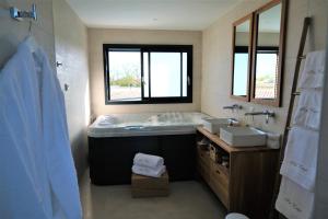 B&B / Chambres d'hotes Suites by Aix Keys avec jacuzzi privatif 5 min des plages Fouras : photos des chambres