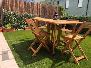 Casa adosada familiar con jardín y piscina - 3hvězdičkové hotely ve městě Villanúa