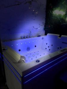 Appartements Krystalisya Room Suite Spa Privatif Sauna Jacuzzi Siege Massant : photos des chambres
