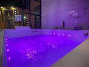 Appartements Krystalisya Room Suite Spa Privatif Sauna Jacuzzi Siege Massant : photos des chambres