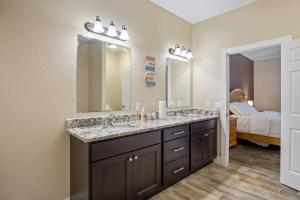 Tropical getaway Pool and tiki bar