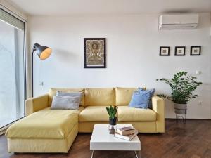 Sea view apartment with free parking