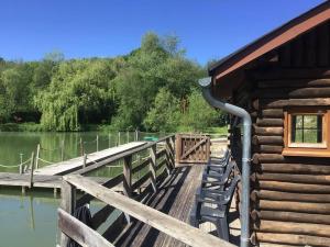 Chalets La cabane sur le lac aux Temps des Sources : photos des chambres