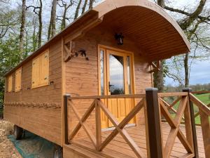 Fermes Les Roulottes de l Herm Piscine Jacuzzi Perigord : photos des chambres