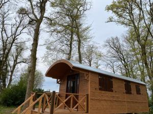 Sejours a la ferme Les Roulottes de l Herm Piscine Jacuzzi Perigord : photos des chambres