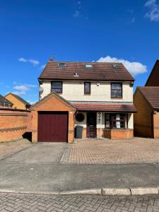 Large, Quiet, Sleeps 16, 4 bathrooms, Parking, Leicester