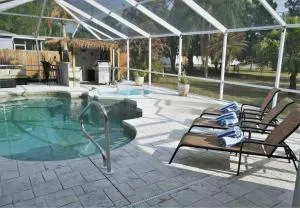 Peachland getaway with pool and tiki bar - Arcadia