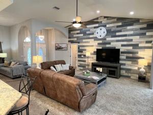 Peachland getaway with pool and tiki bar