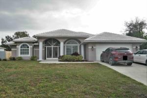 Peachland getaway with pool and tiki bar