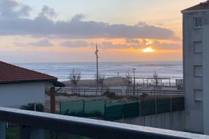 T2 cabine avec terrasse et piscine - 3hvězdičkové hotely ve městě Mimizan