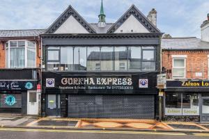 Modern flat in Eastwood Town centre