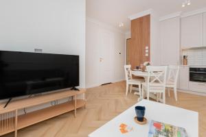 Zajezdnia Wrzeszcz Apartment with Balcony by Renters